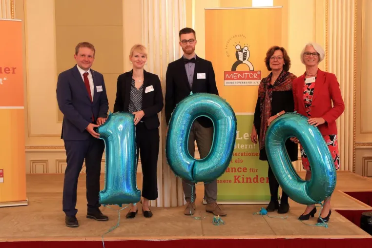 Mit der geballten Kraft von 100 Vereinen gegen die Lesekrise in Deutschland Bild: Mit der geballten Kraft von 100 Vereinen gegen die Lesekrise in Deutschland