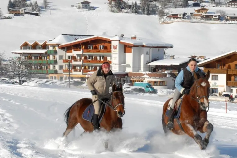 Bild: Reitspaß in der Wildschönau: Das Vital- und Reithotel Wastlhof bietet Wintersportlern mehr Abwechslung