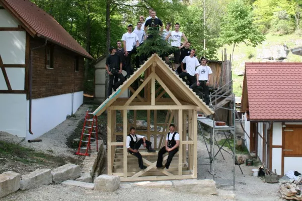 Bild: Schulunterricht der Zimmermanns Lehrlinge live - „Erste Hilfe Häusle“ für das Naturtheater Hayingen