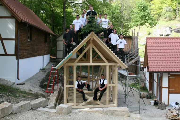 Bild: Schulunterricht der Zimmermanns Lehrlinge live - „Erste Hilfe Häusle“ für das Naturtheater Hayingen
