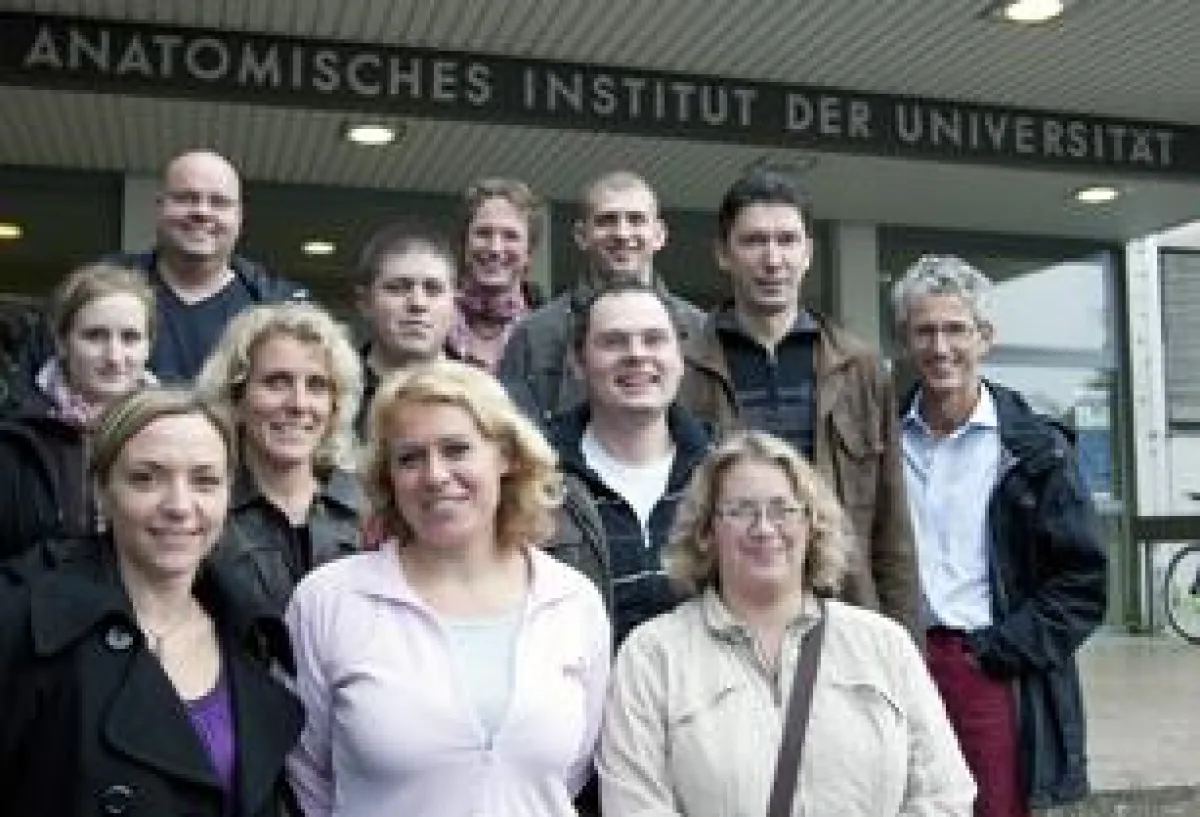 Gemeinsam mit den Teilnehmern erkundete Dr. Andrea Grandoch (vorne, m.) das Anatomische Institut der Uni Köln.