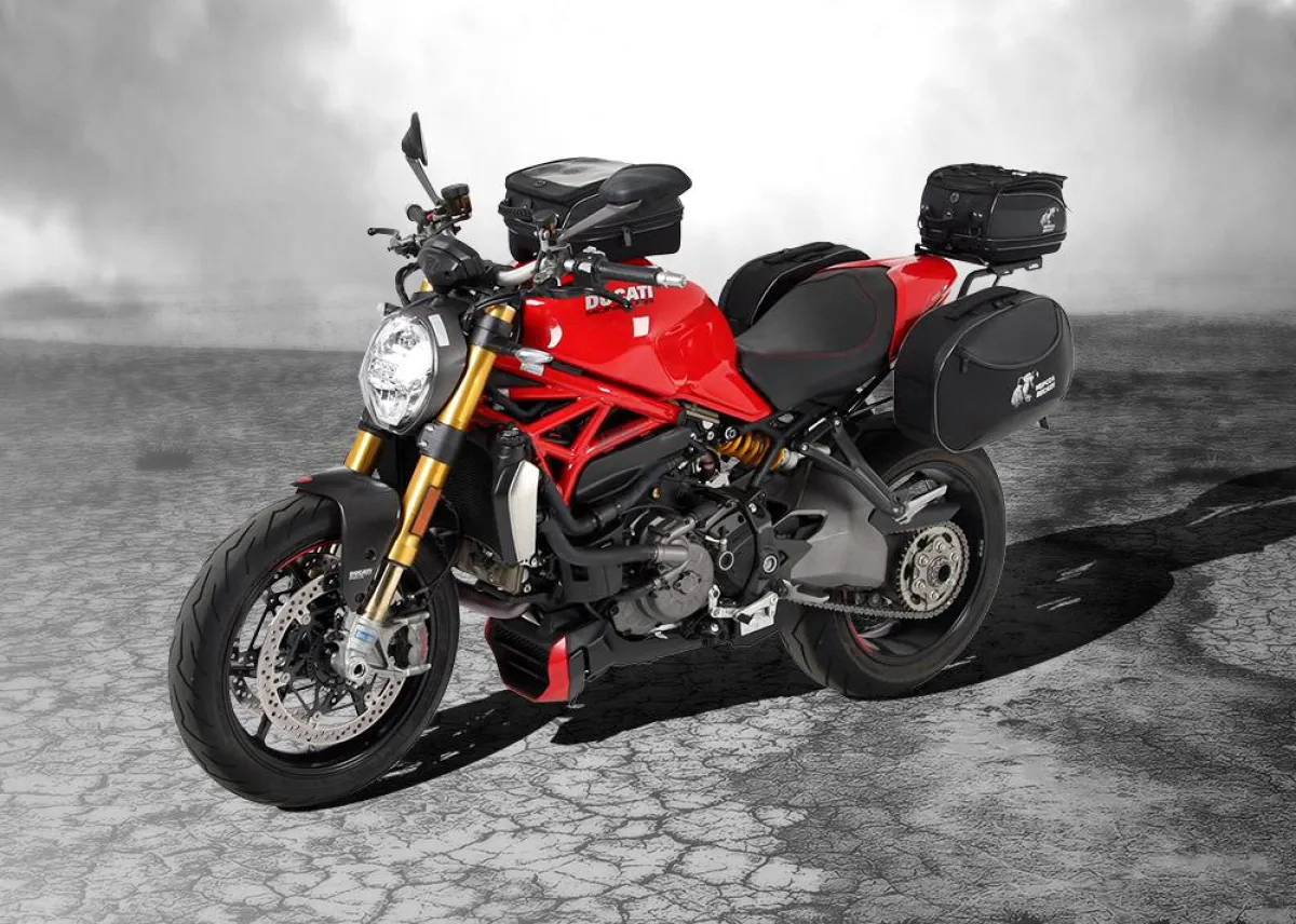 DUCATI Monster mit Hepco & Becker Zubehör