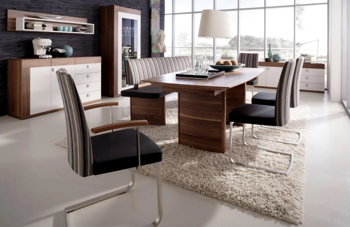 Wie der Name schon sagt, wird das Speisezimmer mit „Madeira“ zur ganz persönlichen Ferieninsel: Das Halbrund der Sitzbank schmiegt sich elegant an die charakteristische Bootsform des Tisches. Bild: td