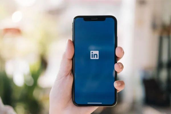 Bild: Welche Plattform bringt mehr Sichtbarkeit? Einschätzungen von Max Weiss zu LinkedIn und Instagram
