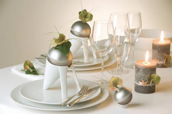 Bild: WEIHNACHTS-TAFELN RAFFINIERT INSZENIEREN Festliche Ideen vom Porzellanexperten Tafelstern