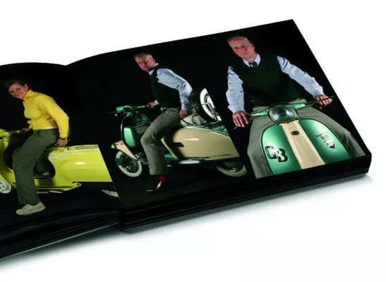 Bild: Bildband ´BEZIEHUNGSKISTEN´, 455 Vespas & Lambrettas mit ihren Fahrern
