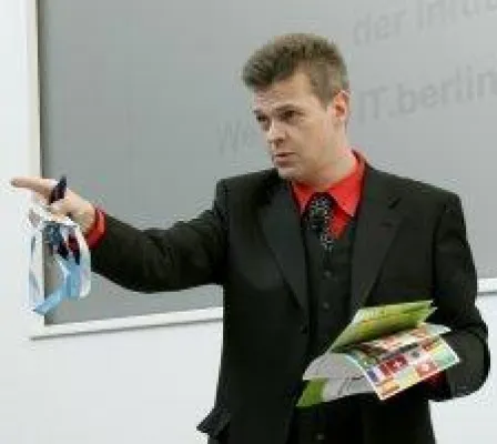 Bild: Tolle Angebote bei der Versteigerung auf der CeBIT 2007 in Hannover versprechen besonderen Nervenkitzel