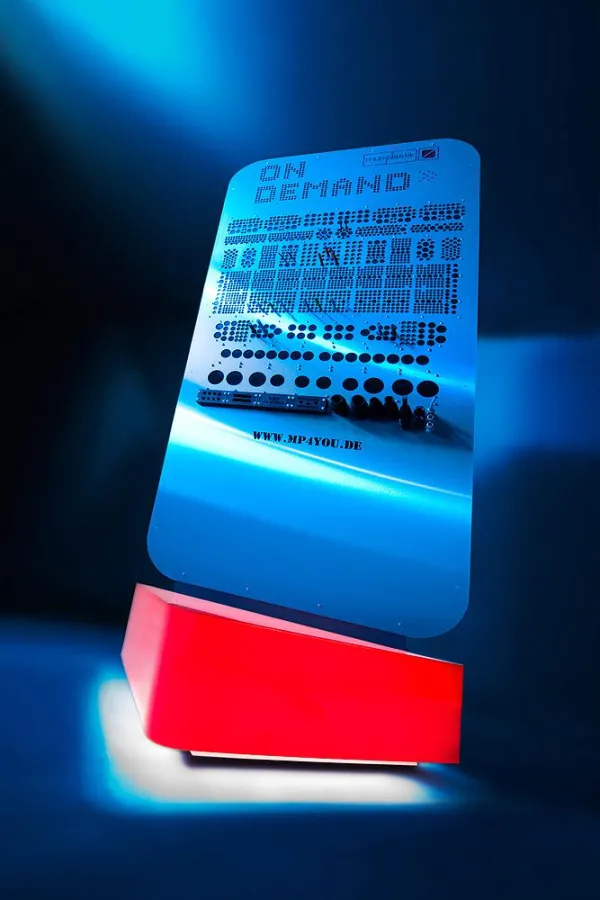 Die weltgrößte Kabeldurchführung mit 1x2 Meter und 1.760 Bohrungen.