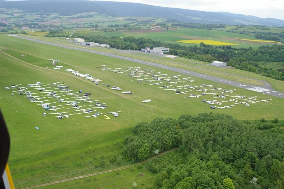 Das Starterfeld des Internationalen bayreuth-Wettbewerbs: Rechts die Offene und 18-m-Klasse, links die 15-m-Klasse.