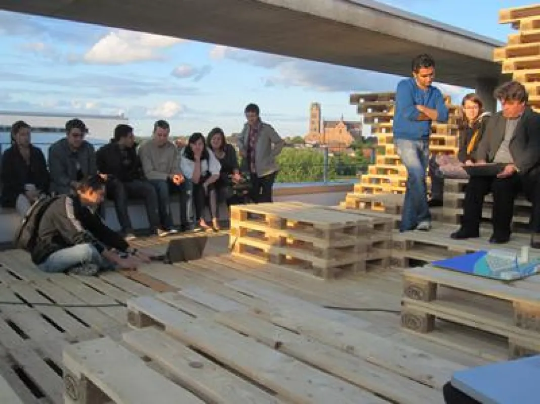 Projekt aus rund 660 Holzpaletten auf Fakultätsdach und Foto: Gastprofessor Ton Matton, 2011