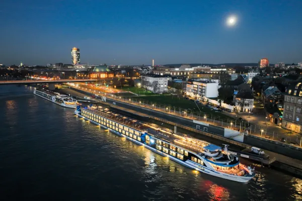 Bild: Schwimmendes Hotel in Düsseldorfer Top-Lage erstmals auch zu Weihnachten und Silvester oder Firmenfeiern