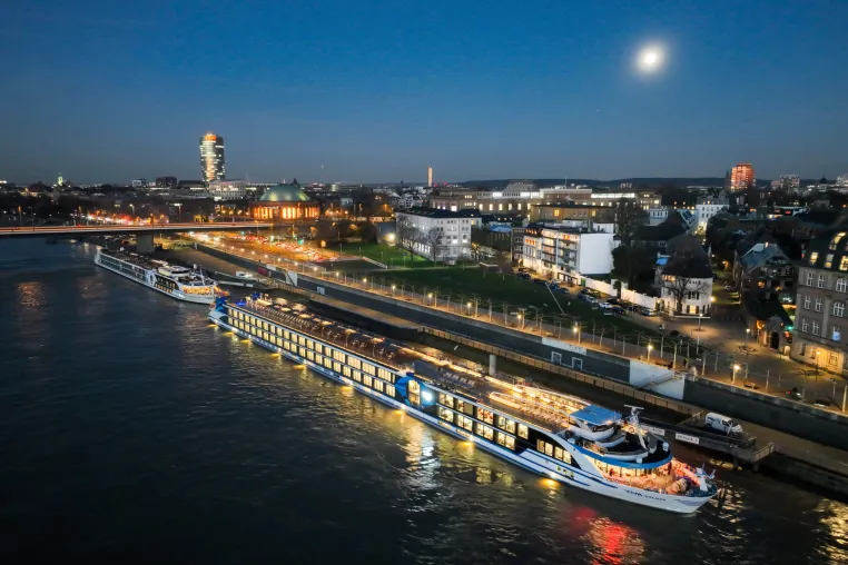 Bild: Schwimmendes Hotel in Düsseldorfer Top-Lage erstmals auch zu Weihnachten und Silvester oder Firmenfeiern