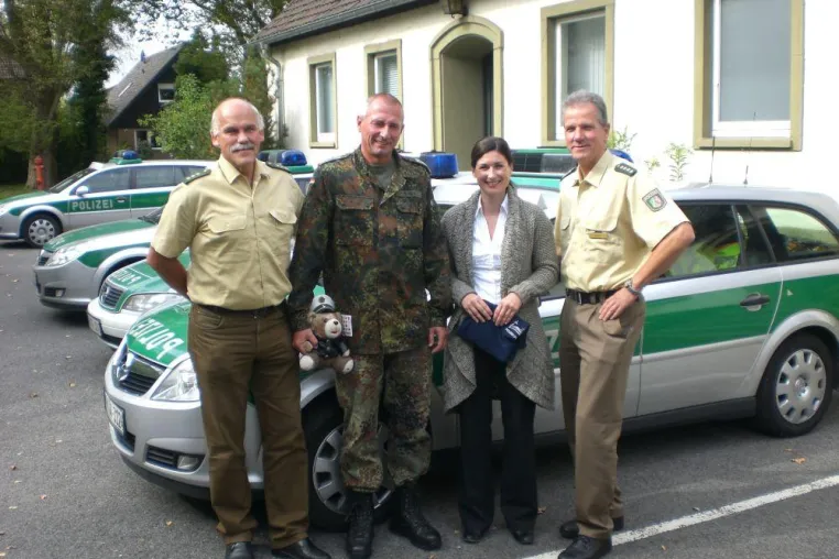 Bild: „Highway Heros“ blockieren Autobahn nach Motorradunfall und verhindern Massenkarambolage