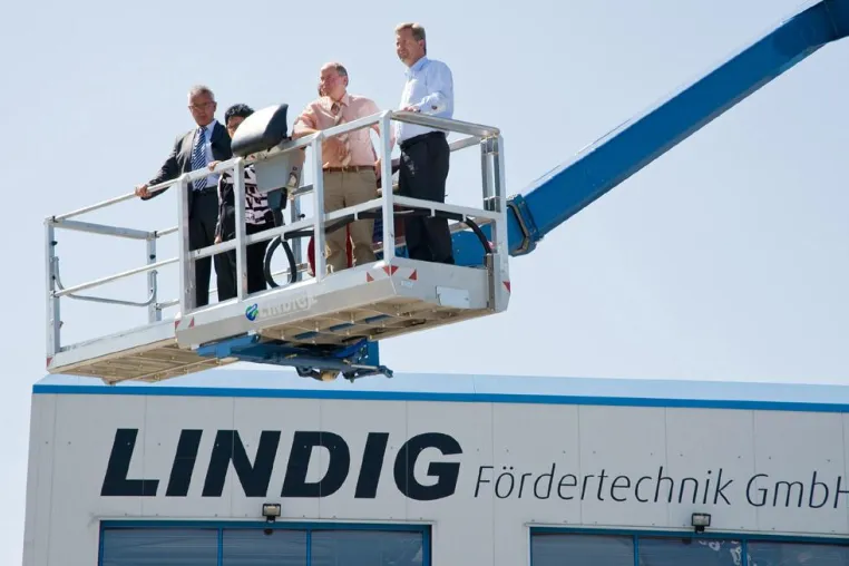 Bild: Christian Wulff schaut sich Eisenach von oben an - Ministerpräsident zu Besuch beim System Lift Partner Lindig