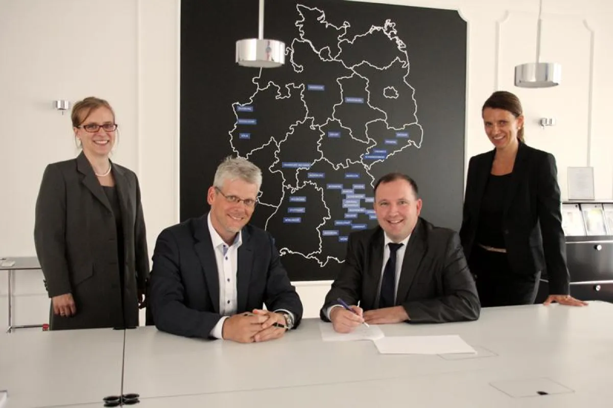 Vertragsunterzeichnung an den Eckert Schulen, (v.l.) Dr. Anne Glashauser, Markus-Johannes Zimmermann