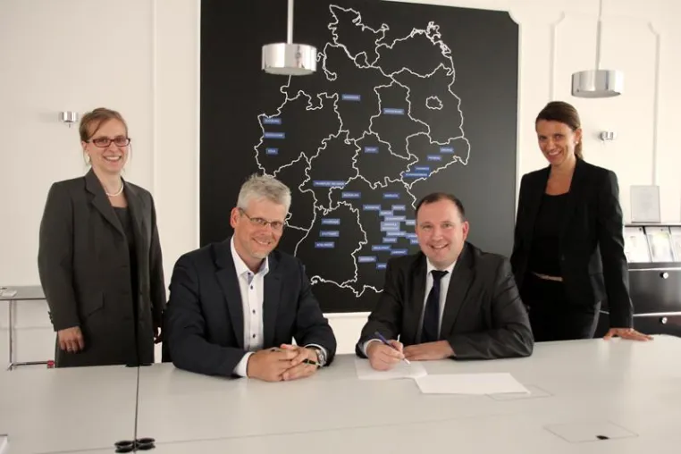 Bild: Vertragsunterzeichnung an den Eckert Schulen: