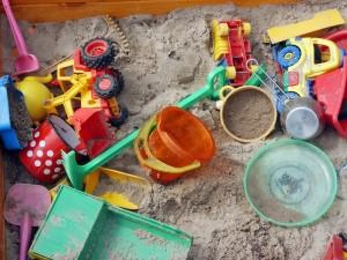 Blei kann auch durch kontaminiertes Spielzeug oder auch durch Verschlucken von Sand von Kindern aufgenommen werden. Bild: magicpen, pixelio.de