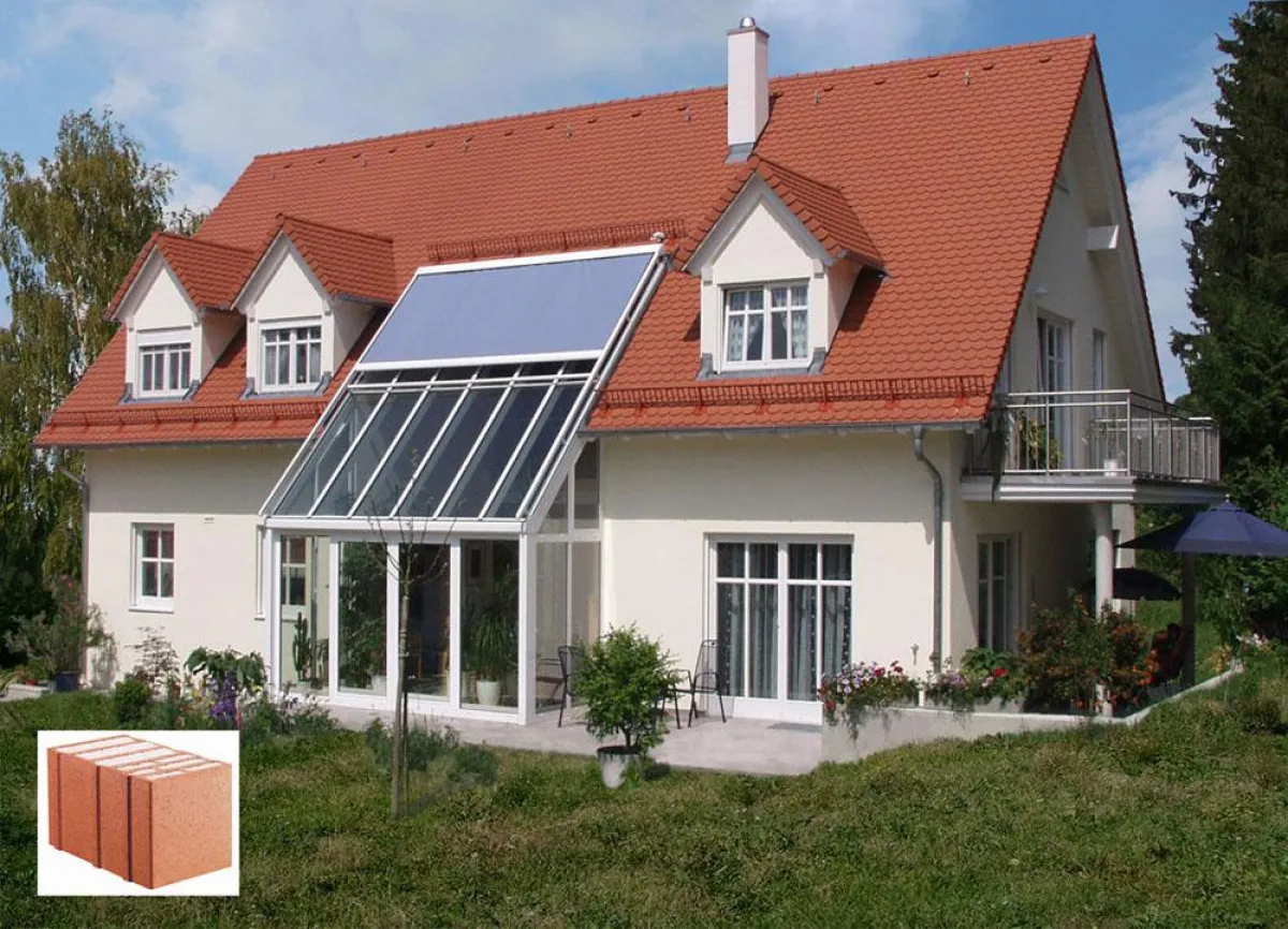 Dank Perlit gefüllter Poroton-Ziegel kann auf eine künstliche Dämmung an der Fassade verzichtet werden. Zugleich erreichen die Produkte Bestwerte in Sachen Wohngesundheit. Foto : Deutsche POROTON GmbH