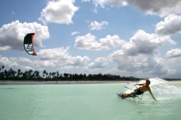 Bild: Kitereisen ins Paradies – Perfekte Bedingungen für Kitesurf Anhänger auf Sansibar