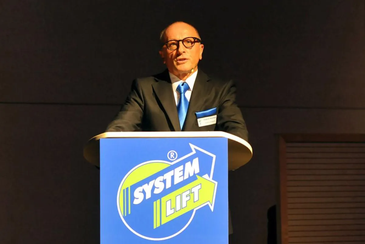 Leopold Mayrhofer, Vorstandsvorsitzender der AVS System Lift AG, stellte die Geschäftszahlen 2013 vo