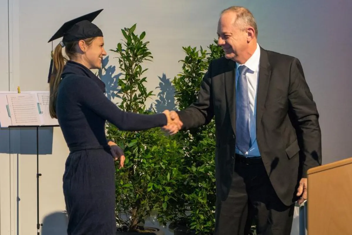 Der Dekan Prof. Dr. agr. Clemens Wollny gratuliert Dr. Julia Trautwein zur Promotion. (TH Bingen/Jonas von Blohn)