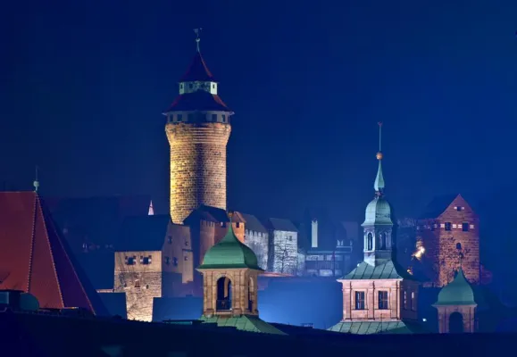 Bild: Zauberhafte Stimmung beim Fotospaziergang in der Nürnberger Altstadt zur Blauen Stunde und Nachtfotografie