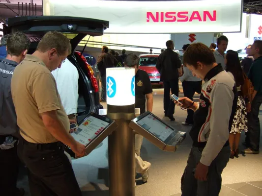 Bild: IAA 2007 Frankfurt: Premiere des Infohubs - Bluetooth Downloads, Zeitgemässe Besucherinformationen bei NISSAN
