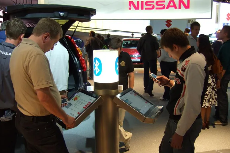 Bild: IAA 2007 Frankfurt: Premiere des Infohubs - Bluetooth Downloads, Zeitgemässe Besucherinformationen bei NISSAN