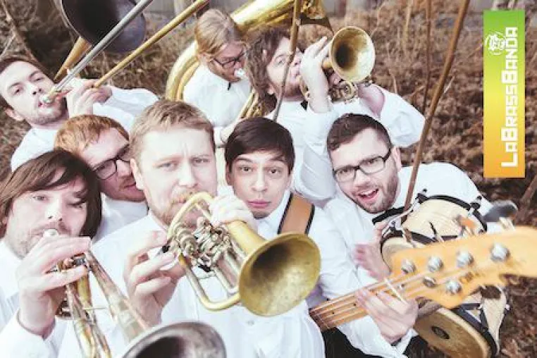 LaBrassBanda werden Ultrasone-Endorser: Bayerische Brass-Formation nutzt In-Ears vom Kopfhörer-Spezialisten Bild: LaBrassBanda werden Ultrasone-Endorser: Bayerische Brass-Formation nutzt In-Ears vom Kopfhörer-Spezialisten