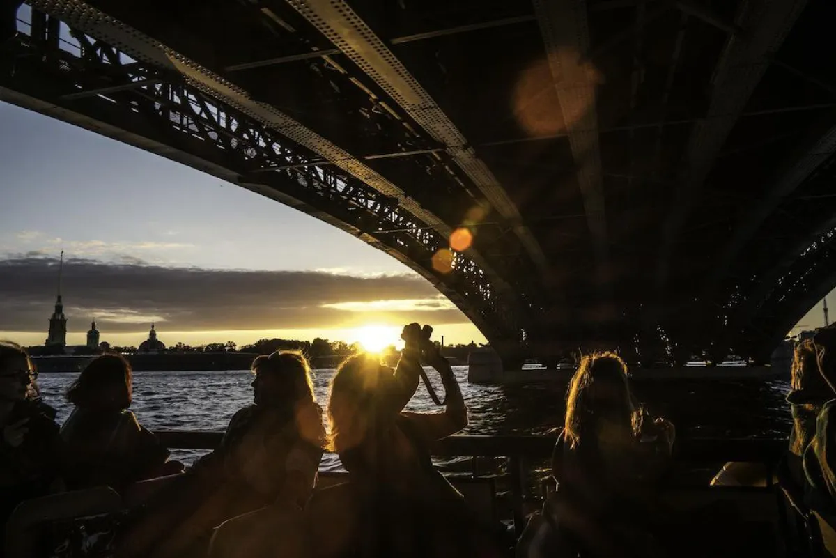 Mit dem Boot durch die Stadt: Die Brücken St. Petersburgs über dem Fluss Newa.