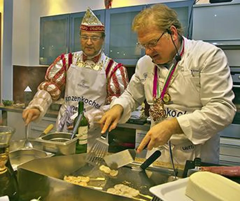 Prinz Gutti I. und Frank Schwarz in kulinarischer Mission. Quelle: Holger Bernert