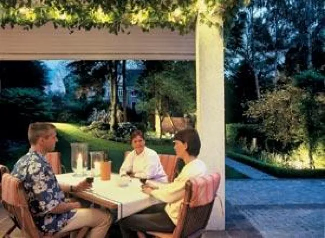 Bild: Licht inszeniert den Garten