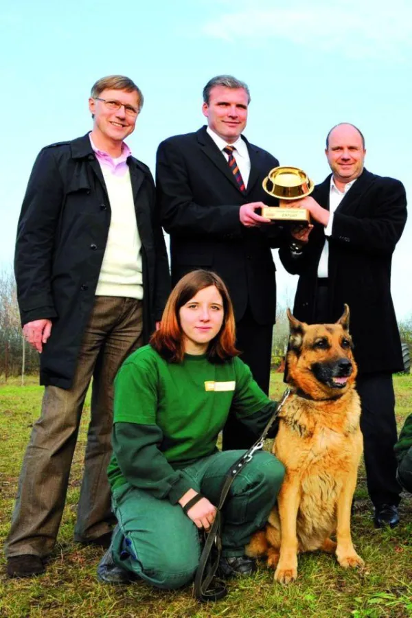 Wau, ein goldener Fressnapf für Erfurt! (v.l.n.r.): Andreas Jahn, Geschäftsführer der SWE Stadtwirtschaft GmbH, Erfurts Oberbürgermeister Andreas Bausewein, Fressnapf-Sprecher Achim Schütz sowie Nancy