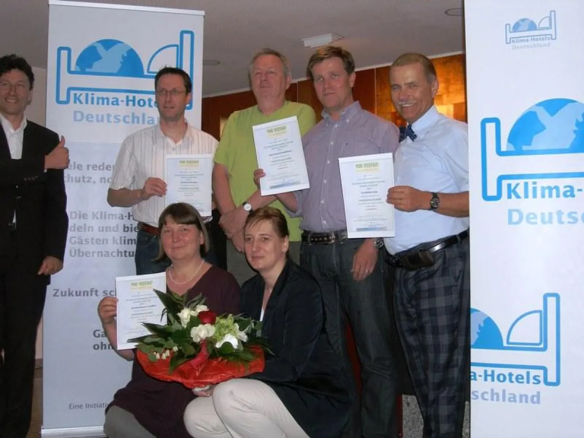 Klaus Förtsch (re.) und ausgezeichnete Klimahotel-Gastgeber