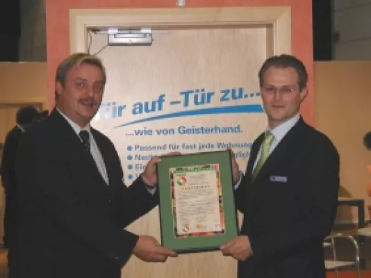 Bild: Ausgezeichnet innovativ – REHACARE 2005: Automatischer Türantrieb SAMSON von Rademacher erhält Innovationssiegel