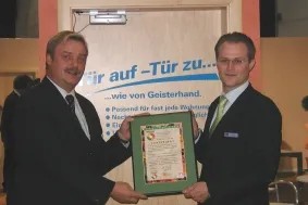 Bild: Ausgezeichnet innovativ – REHACARE 2005: Automatischer Türantrieb SAMSON von Rademacher erhält Innovationssiegel