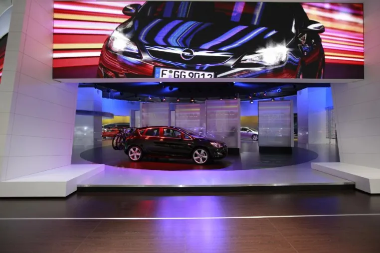 Bild: Messetechnik: Intelligente Technik setzt Opel Astra in Szene