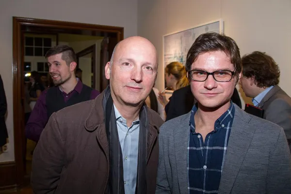 Absolvent zeigt Sehenswürdigkeiten vor dem Hintergrund von Massentourismus und Selbstinszenierung Bild: Absolvent zeigt Sehenswürdigkeiten vor dem Hintergrund von Massentourismus und Selbstinszenierung