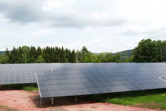 Bild: Solarkraftwerk Wildflecken geht auf ehemaligem Bundeswehrgelände ans Netz