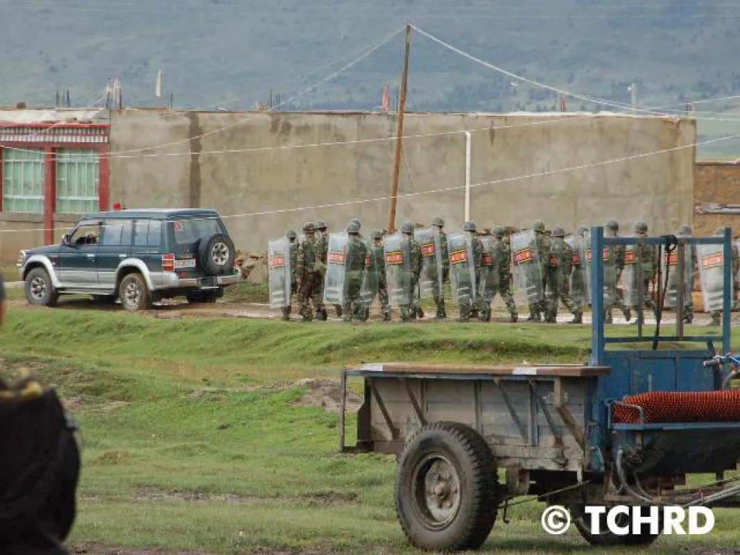 Paramilitärische Kräfte in Anti-Krawall-Ausrüstung in Lithang