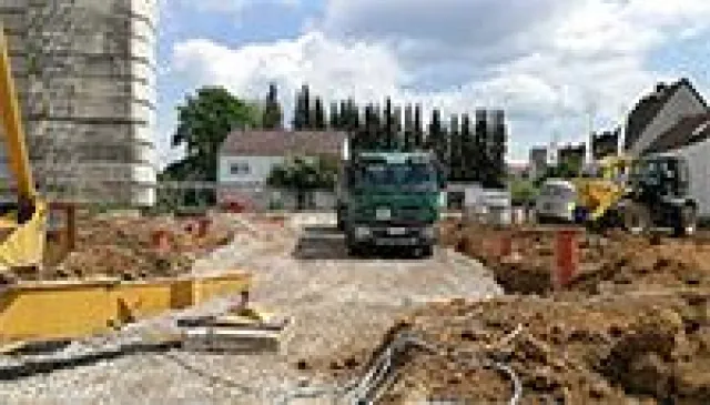 Bild: Beginn der Bauarbeiten für die Erstellung von 17 Häusern in Klein-Zimmern nahe Darmstadt