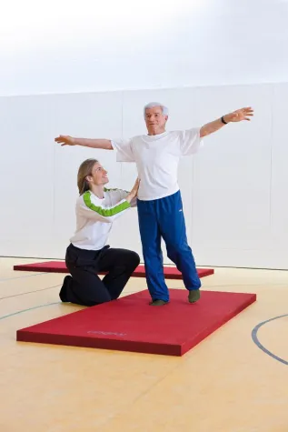 Bild: Der kyBounder in Therapie, Rehabilitation und Prävention: Kontrollierte Instabilität als Trainingsreiz