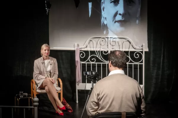 DAS HOTELZIMMER: Bühnenboden zeigt Uraufführung des Psycho-Kammerspiels nach Rudi Gaul Bild: DAS HOTELZIMMER: Bühnenboden zeigt Uraufführung des Psycho-Kammerspiels nach Rudi Gaul