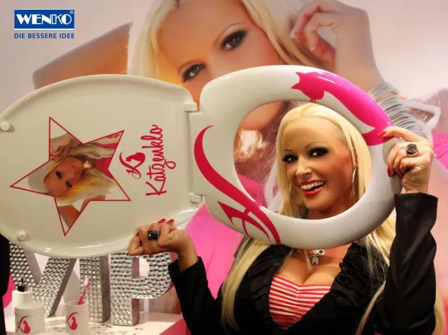 Daniela Katzenberger mit eigener Bad Accessoire Serie Bild: Daniela Katzenberger mit eigener Bad Accessoire Serie