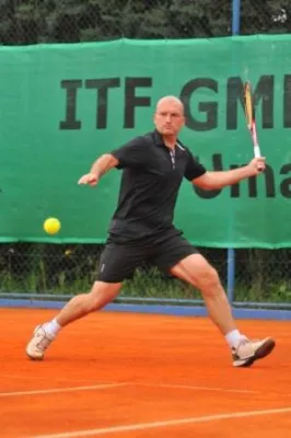 Bild: Tennis-Ass Thassilo Haun holt sich Unterstützung. IOS-Technik wird Sponsoring-Partner des Jungseniors.