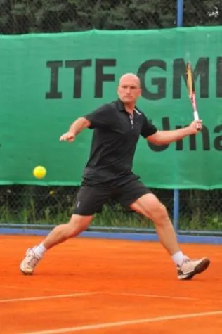 Bild: Tennis-Ass Thassilo Haun holt sich Unterstützung. IOS-Technik wird Sponsoring-Partner des Jungseniors.