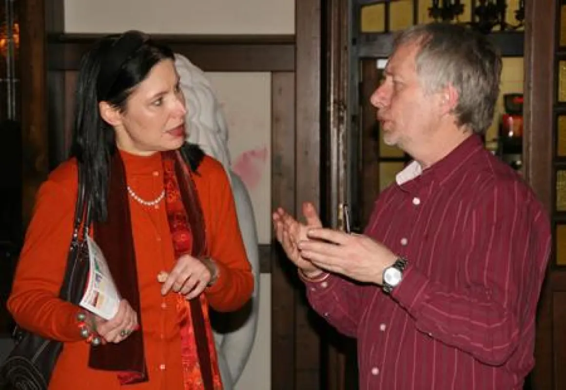 FDP-Bundestagskandidatin Ruth Hohenadl im Gespräch mit Claus Fussek. Der Pflegeexperte klagt in seinem Buch „Im Netz der Pflegemafia“ das deutsche Pflegesystem an und rüttelte damit die Öffentlichkeit