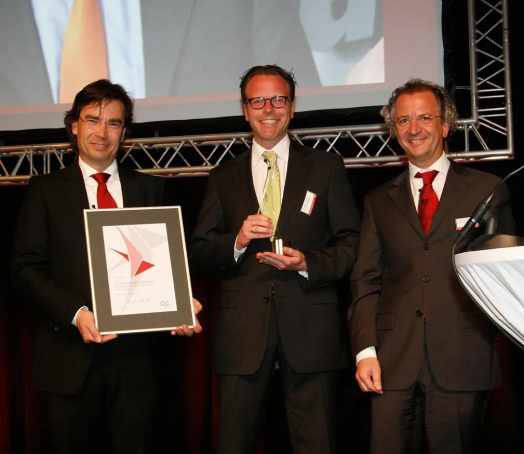 v.l.n.r.: Wolfgang Jeschke, Christoph Deutsch und Peter Jeschke bei der Übergabe des Preises.