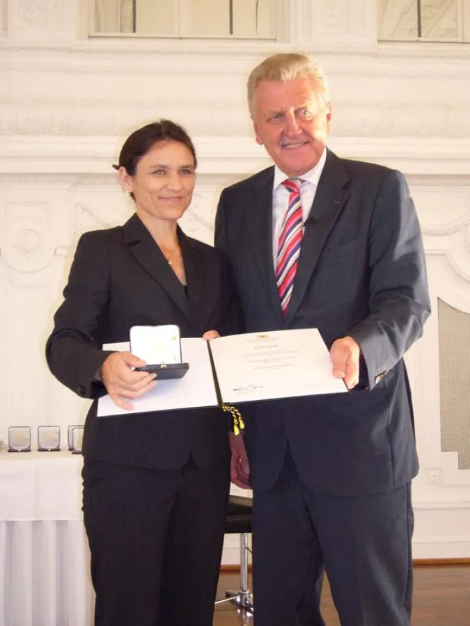 FH-Professorin Martina Klärle erhält die Wirtschaftsmedaille vom baden-württembergischen Wirtschaftsminister Ernst Pfister. Bildquelle: Ingenieurbüro Prof. Dr. Klärle