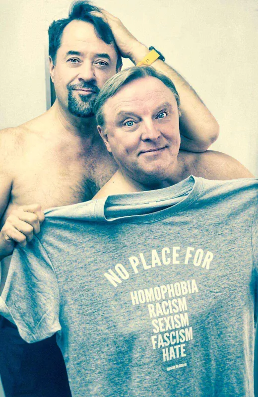 Schauspieler Jan-Josef Liefers & Axel Prahl mit einem T-Shirt der Marke von Benjamin Hartmann